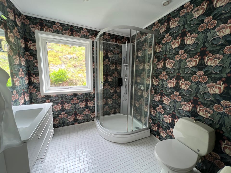 Dobbeltrom på solsida, fin utsikt fra huset, privat bad og delt kjøkken og stua Vacation rental in Vestland