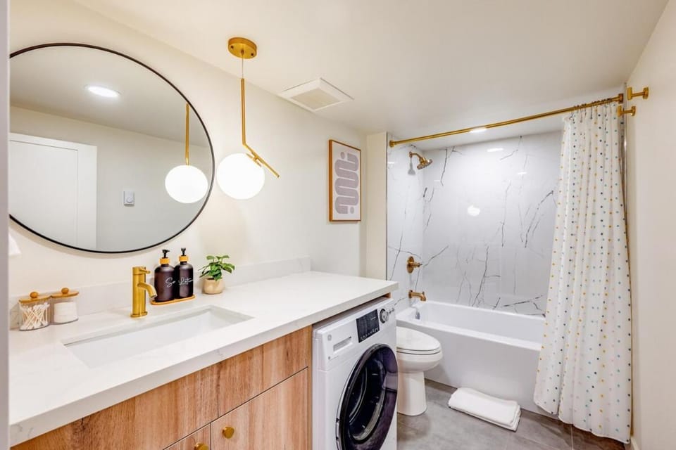 AC New Remodel In-Unit Laundry Cap Hill House in Capitol Hill
