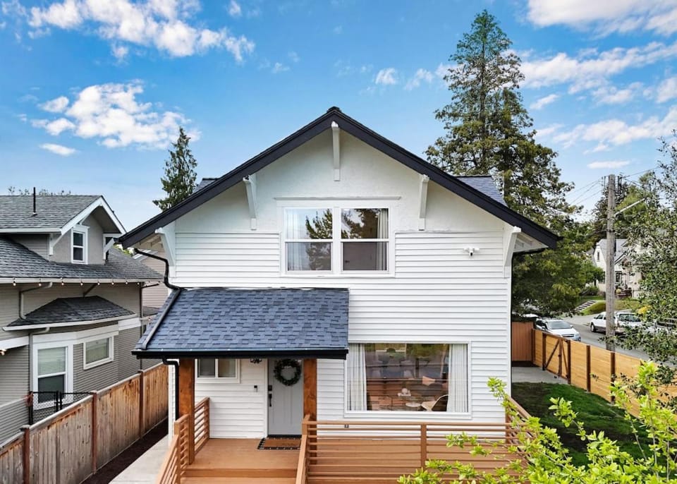 AC New Remodel In-Unit Laundry Cap Hill House in Capitol Hill