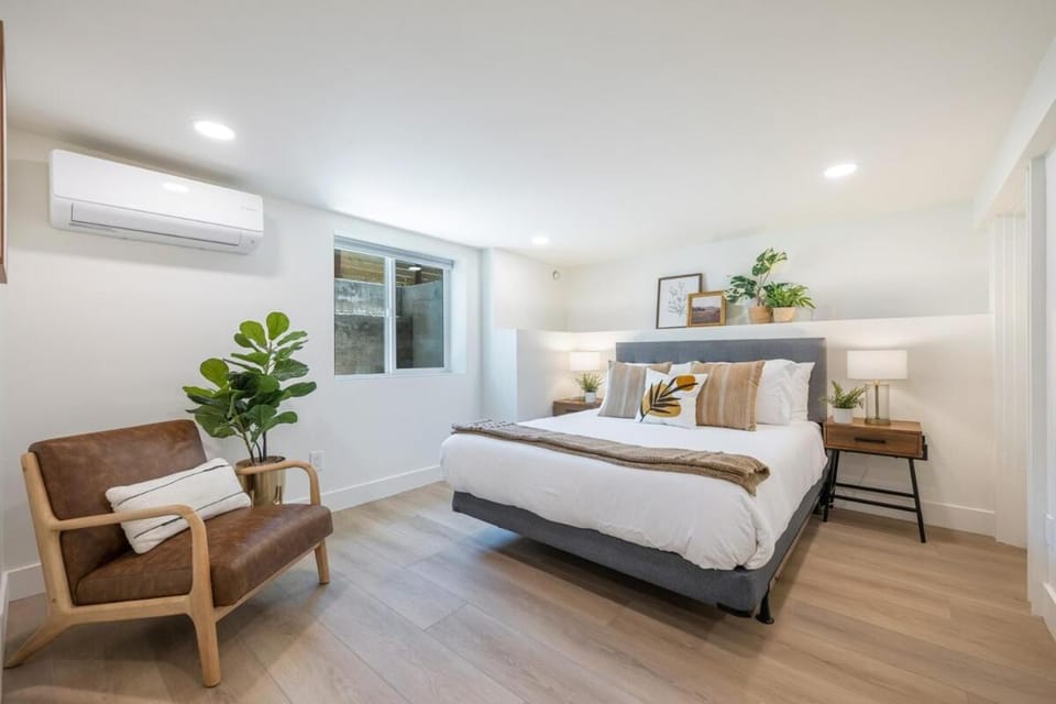 AC New Remodel In-Unit Laundry Cap Hill House in Capitol Hill
