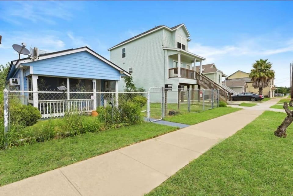 Cozy Galveston House, 5 beds and 2mi to Beach - Perfect for Groups, and Family and Friend's Gatherings House in Galveston Island