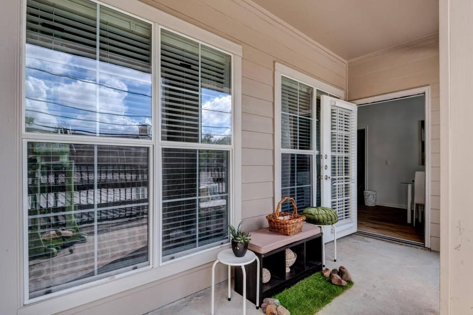 Family Retreat 2BD/2BA | Pool |TMC & NRG| Sleeps 8 Apartment in Houston