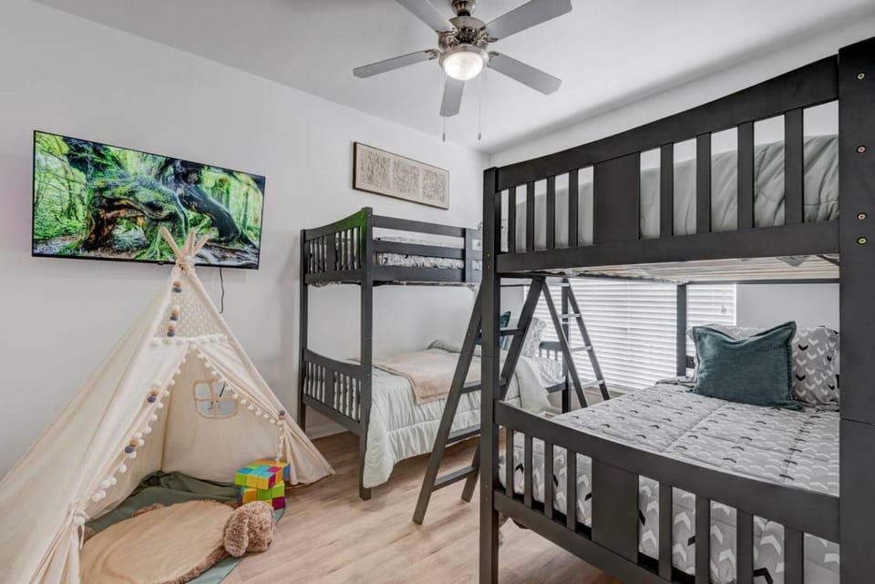 Family Retreat 2BD/2BA | Pool |TMC & NRG| Sleeps 8 Apartment in Houston