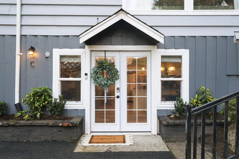 Sleeps 18 Triplex 9BR 3 Kitchens 1 Yard House in Shoreline