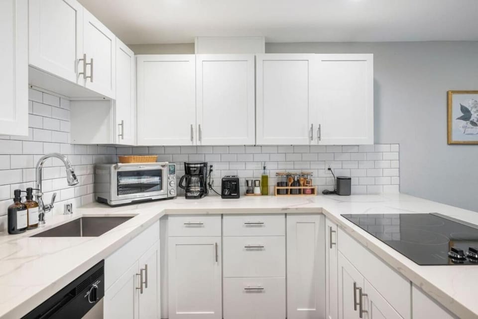 Sleeps 18 Triplex 9BR 3 Kitchens 1 Yard House in Shoreline