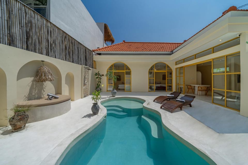 Patio, Day, Swimming pool, sunbed