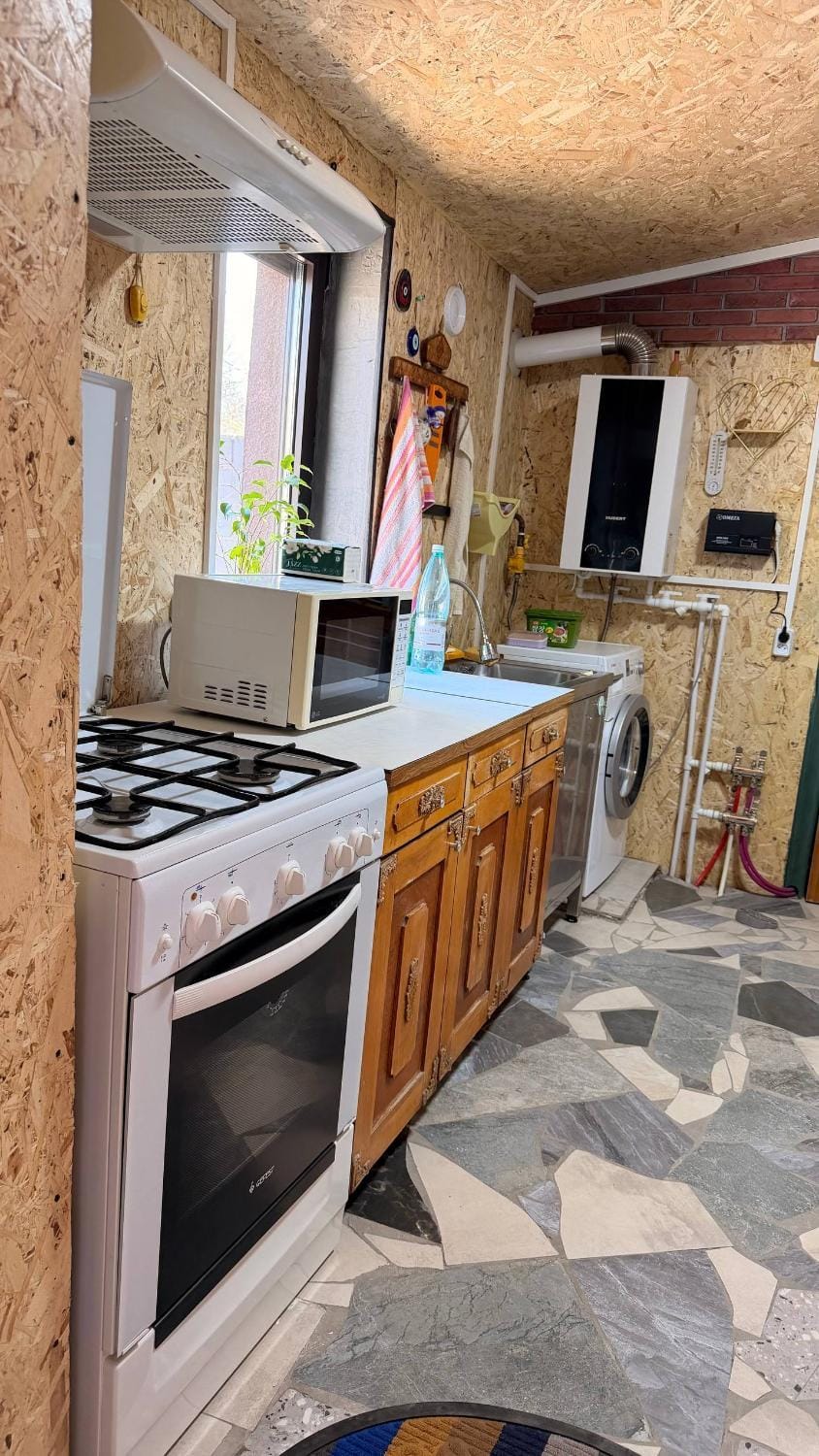 Kitchen or kitchenette, microwave, oven, washing machine
