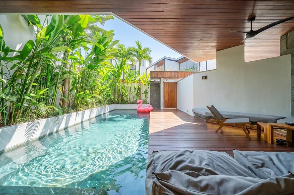 Patio, Swimming pool, sunbed