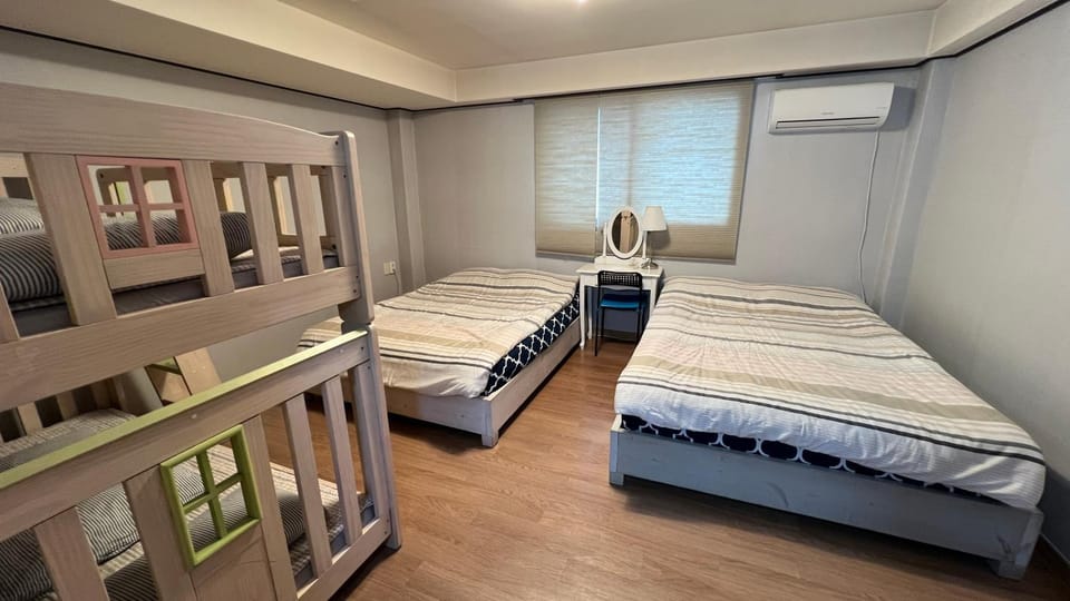 Bedroom, bunk bed