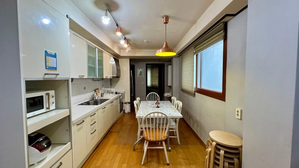 Kitchen or kitchenette, Dining area, microwave