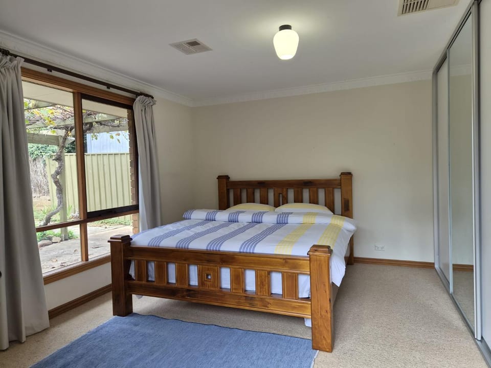 Quiet 3BR Family Home Near Adelaide CBD - Myrtle Bank Apartment in Adelaide