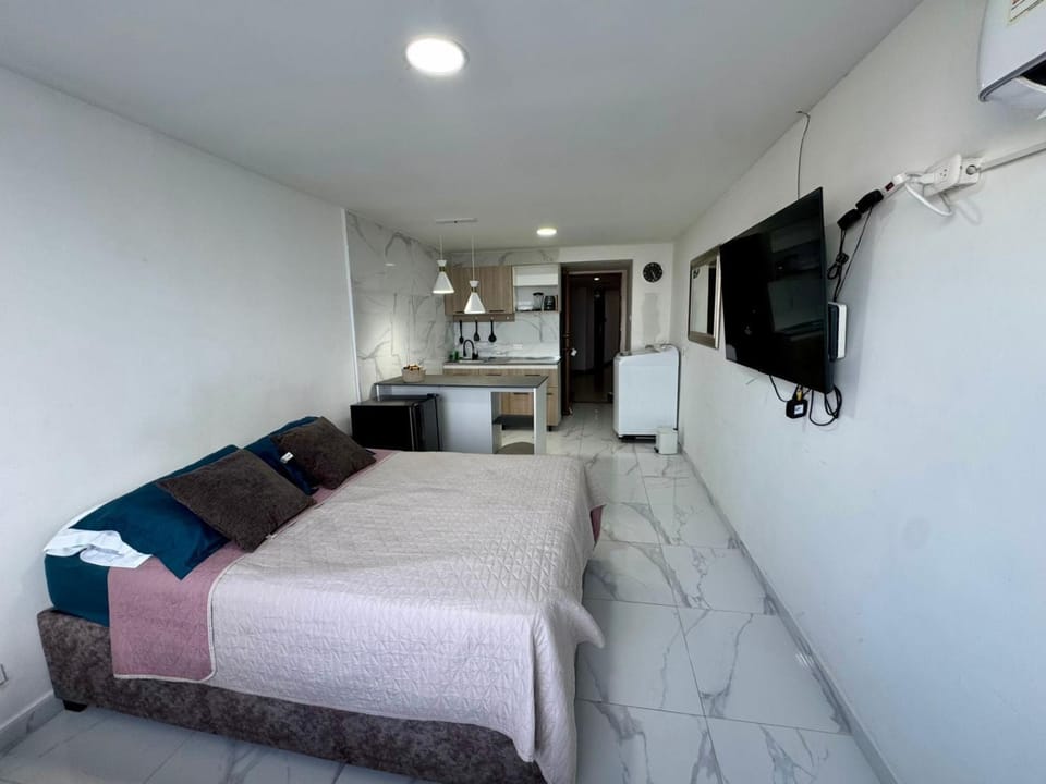 Bed, TV and multimedia, Photo of the whole room, Bedroom