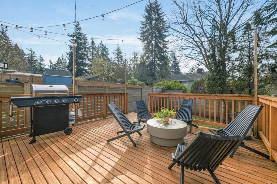 ADA Family King Beds BBQ Fire Pit House in Shoreline