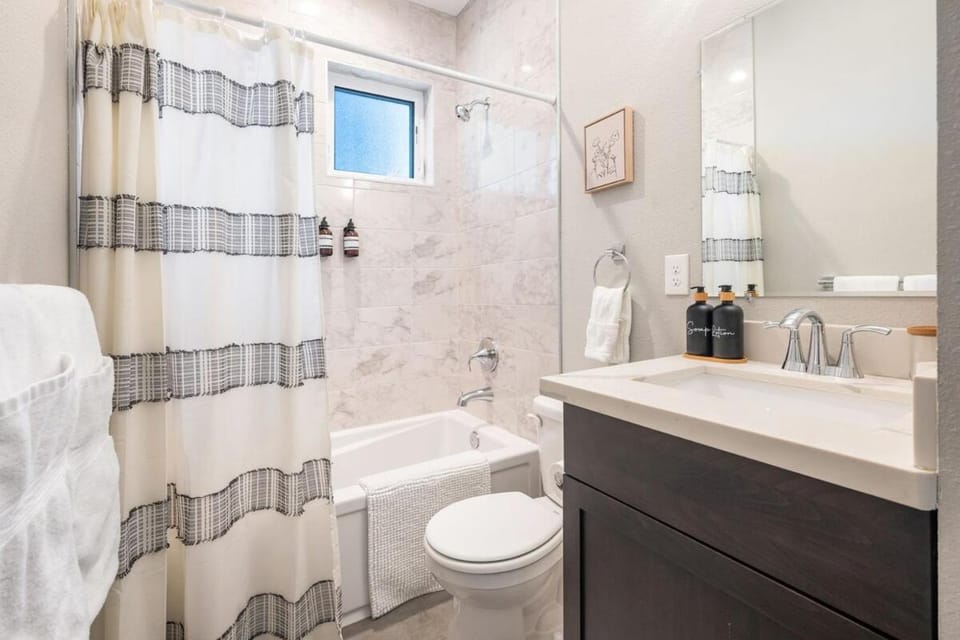 King Bed In Unit Laundry Family Mins to DT House in Shoreline