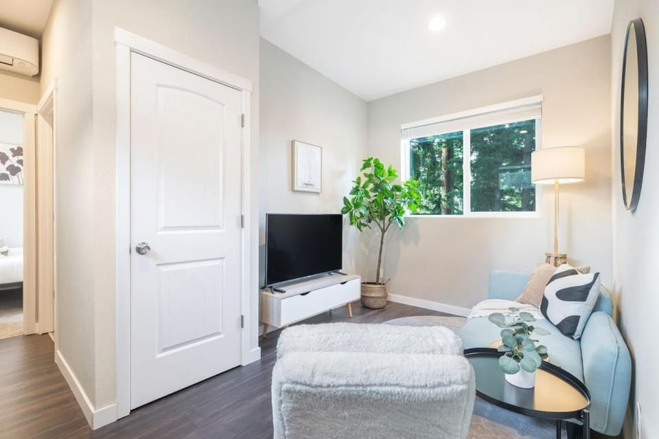 Mins to WorldCup King Bed In Unit Laundry Family House in Shoreline