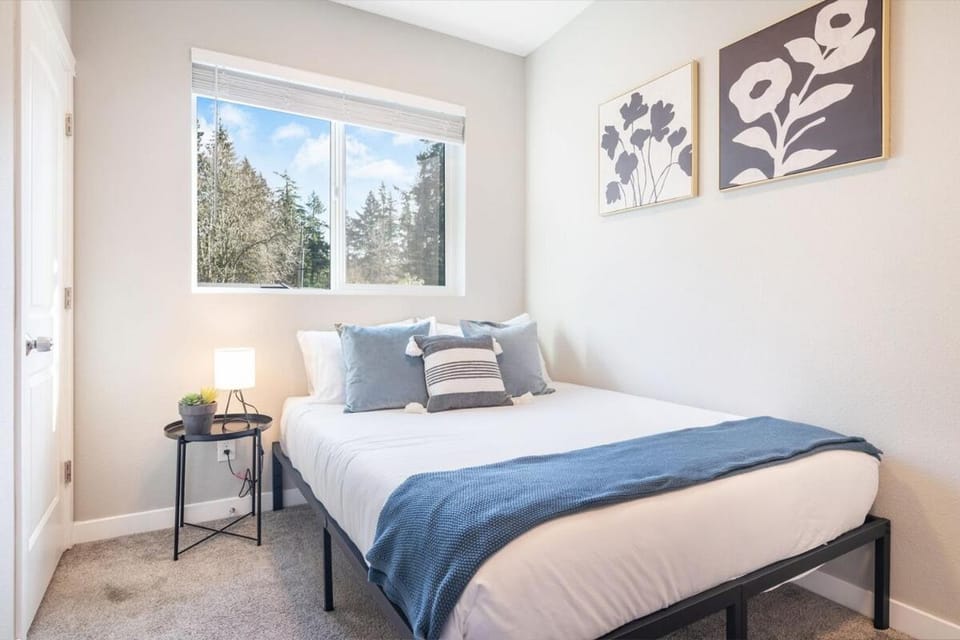 Mins to WorldCup King Bed In Unit Laundry Family House in Shoreline