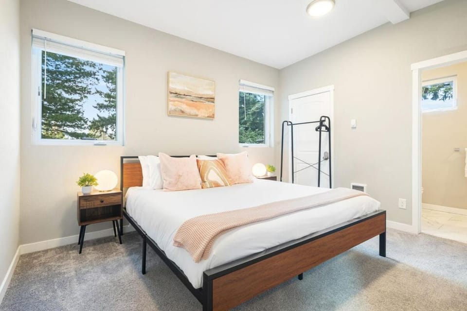 King Bed In Unit Laundry Family Mins to DT House in Shoreline