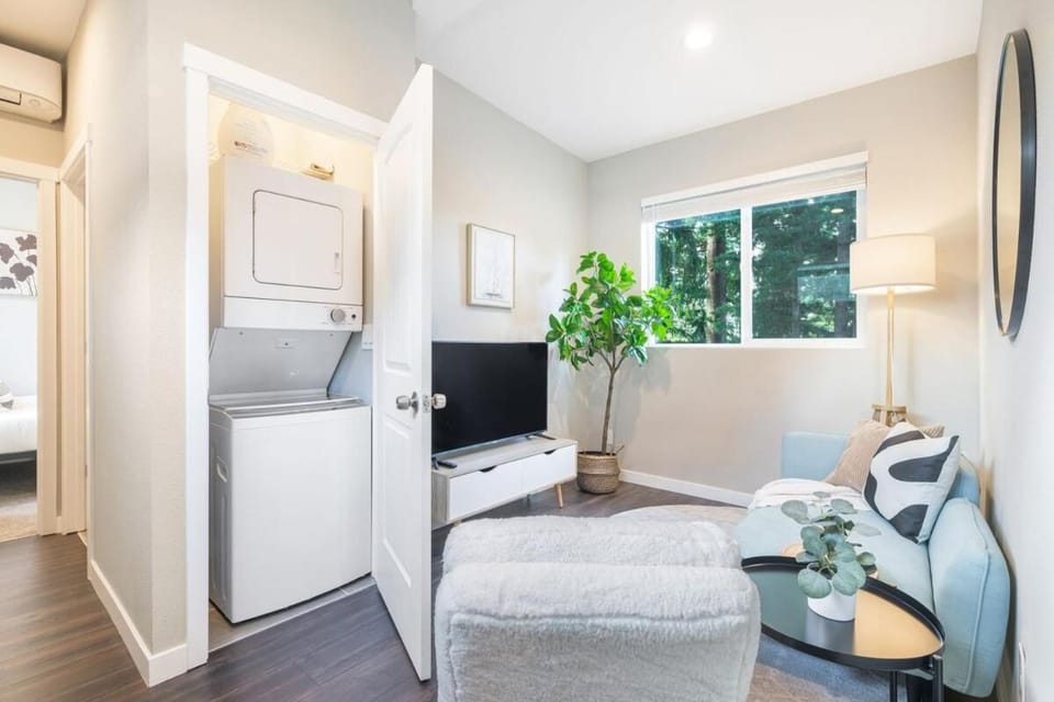 Mins to WorldCup King Bed In Unit Laundry Family House in Shoreline
