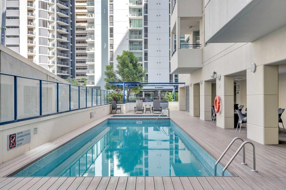 Bright Modern CBD Apartment Parking Pool & Gym Apartment in Brisbane City