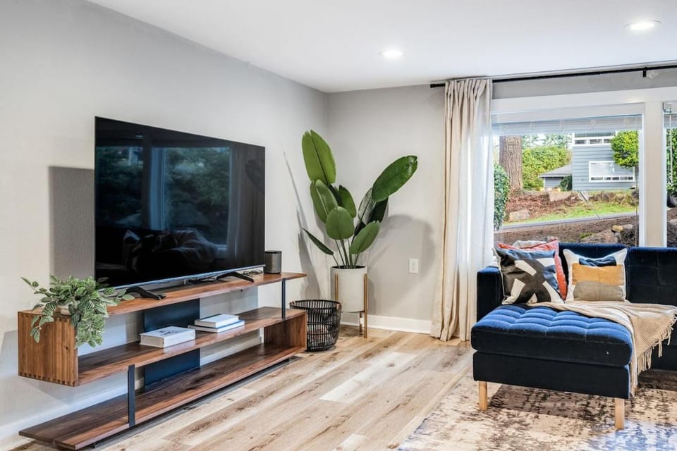ADA Family King Beds Game Room Mins to DT House in Shoreline