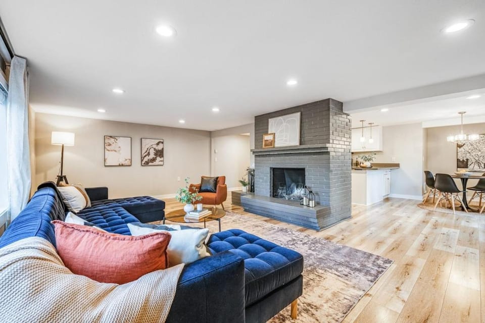 ADA Family King Beds Game Room Mins to DT House in Shoreline