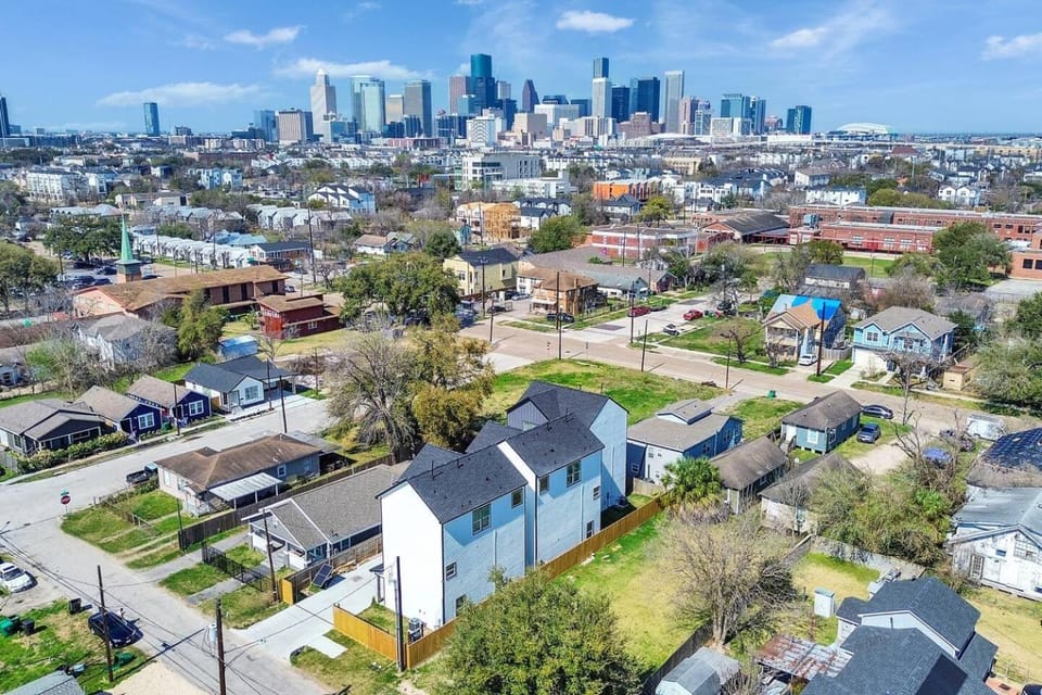 Near NRG + MD Anderson | Garage | King bed | WiFi House in Houston