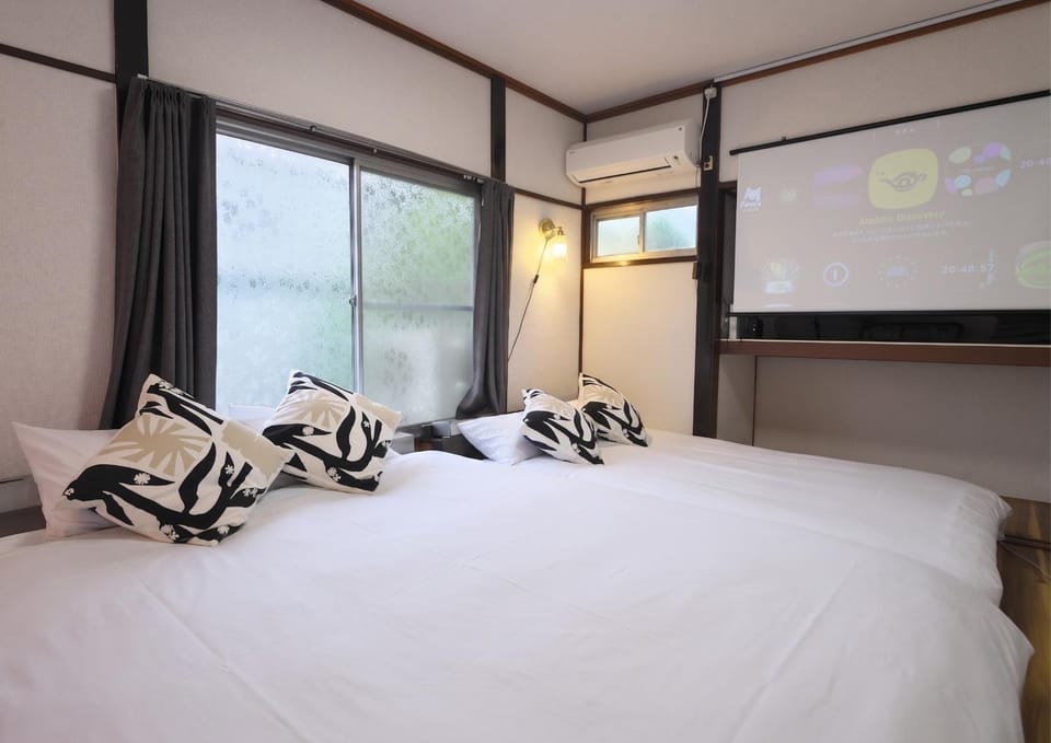 Bed, TV and multimedia, Bedroom, air conditioner