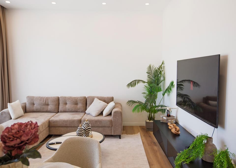 Communal lounge/ TV room, TV and multimedia, Living room, Seating area, Evening entertainment