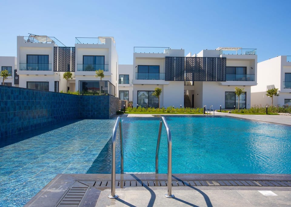 Property building, Day, Pool view, Swimming pool, Swimming pool, sunbed