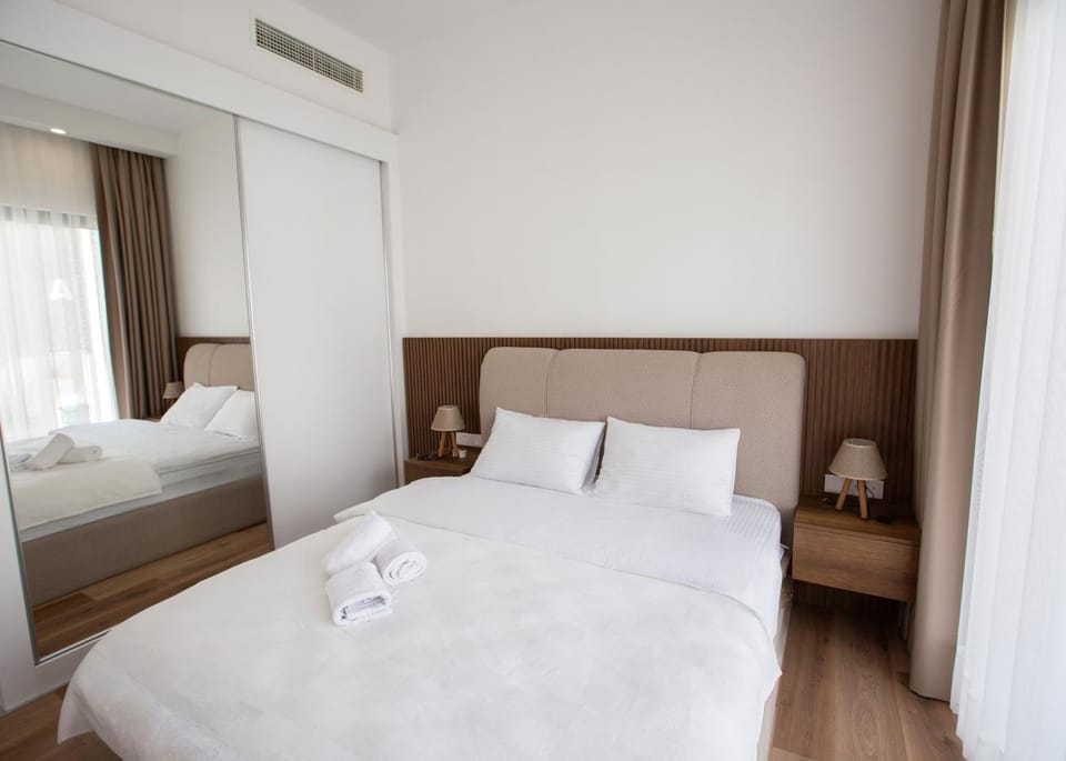 Bed, Photo of the whole room, Bedroom, towels