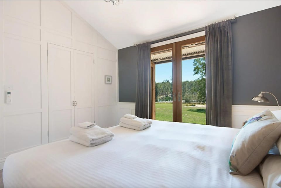 Block Eight Estate Water View Villa House in New South Wales