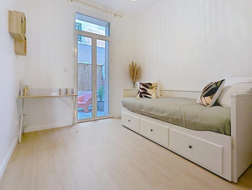 Photo of the whole room, Bedroom