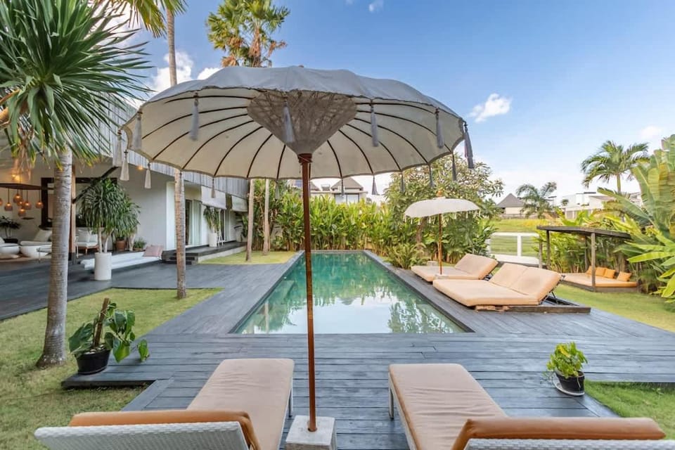 NEW 5BR Villa Rice Field Views Dream Escape House in North Kuta