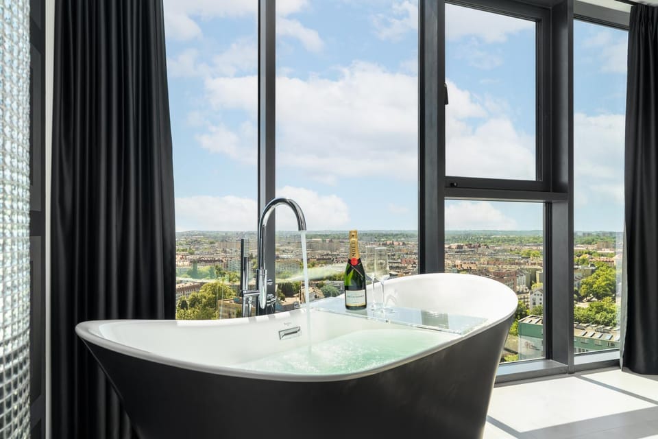 View (from property/room), City view, Bath