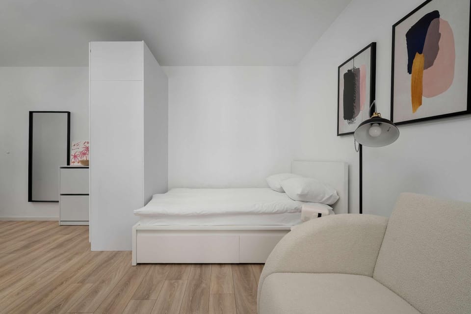 Bed, TV and multimedia, Seating area