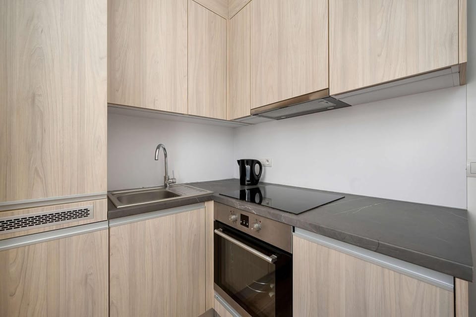 Coffee/tea facilities, Kitchen or kitchenette, stove