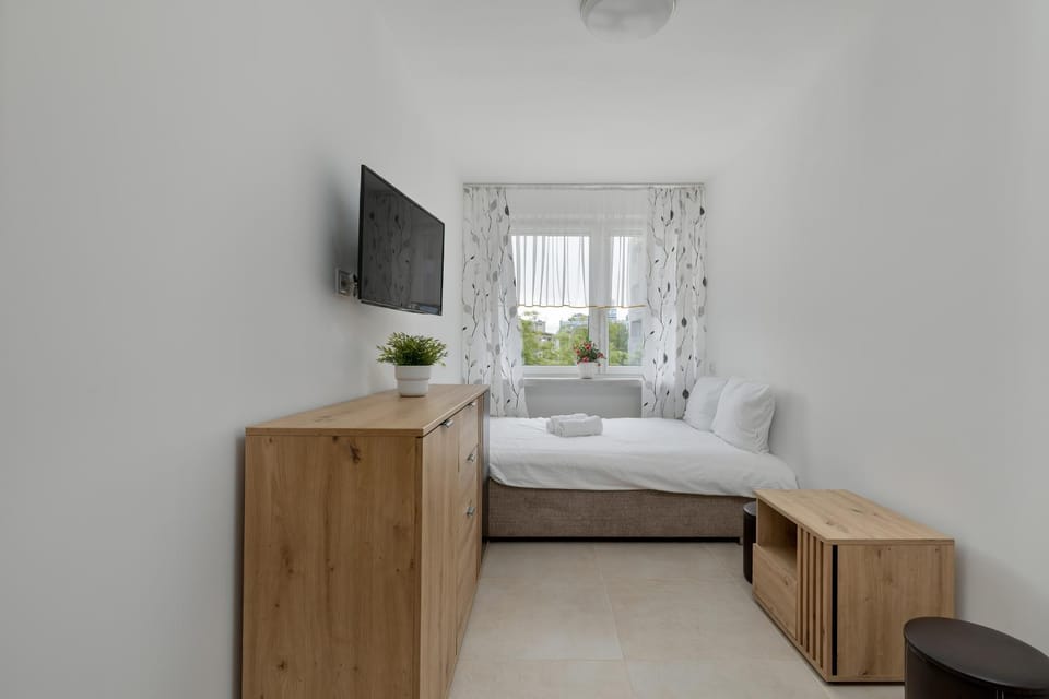 Communal lounge/ TV room, Bed, TV and multimedia, Photo of the whole room, Seating area, Evening entertainment, Bedroom