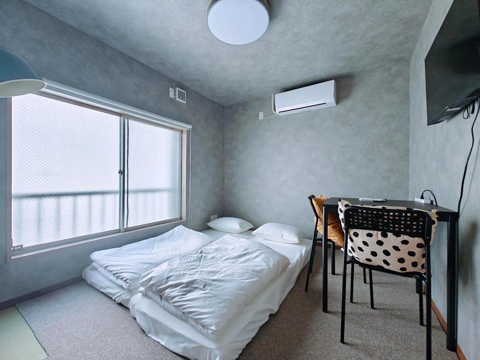 Bed, TV and multimedia, Photo of the whole room, Bedroom, towels, air conditioner