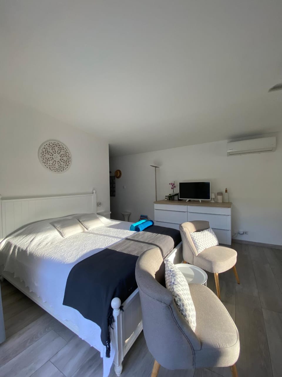 Property building, Bed, Bedroom