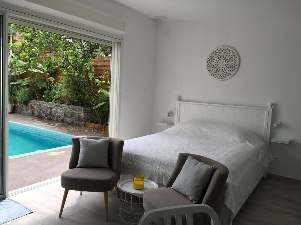 Property building, Bed, Bedroom