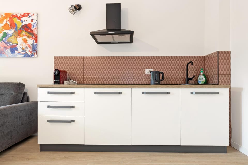 Coffee/tea facilities, Kitchen or kitchenette, stove
