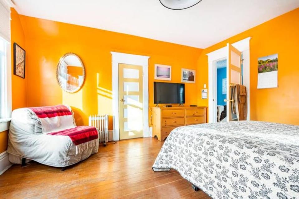 Lovely 3-4 bedroom Heritage Home by Skytrain Station House in New Westminster