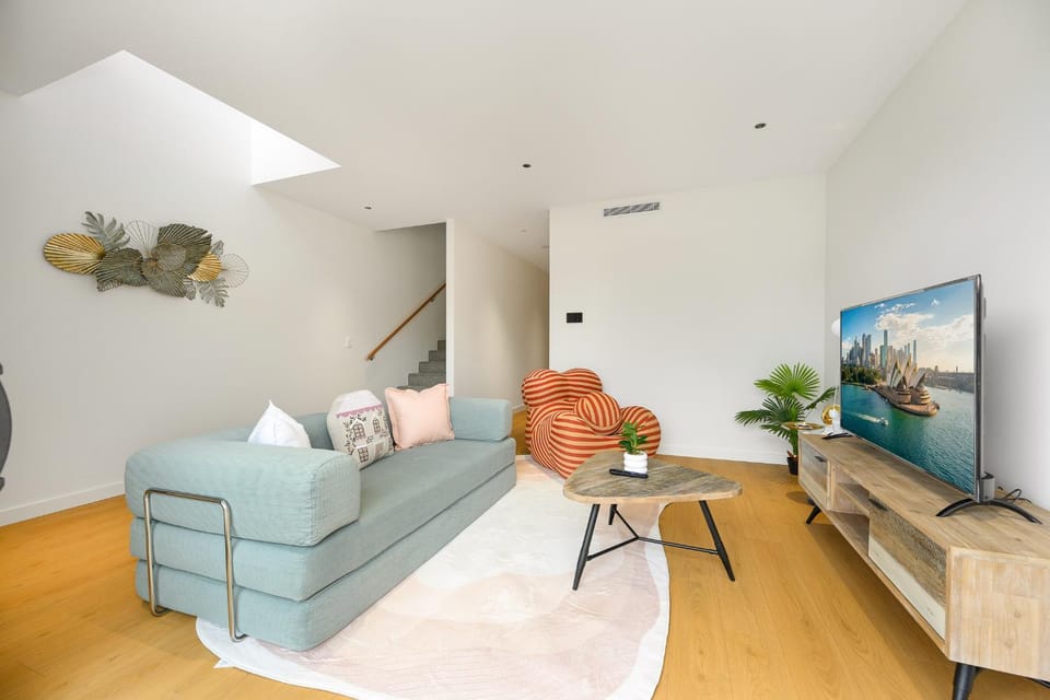 Brand New 3-Level Family Home for 10 &Box Hill House in Sydney