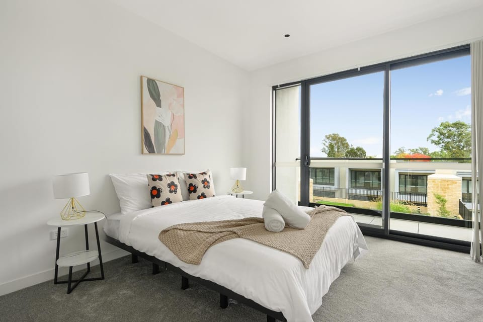 Brand New 3-Level Family Home for 10 &Box Hill House in Sydney