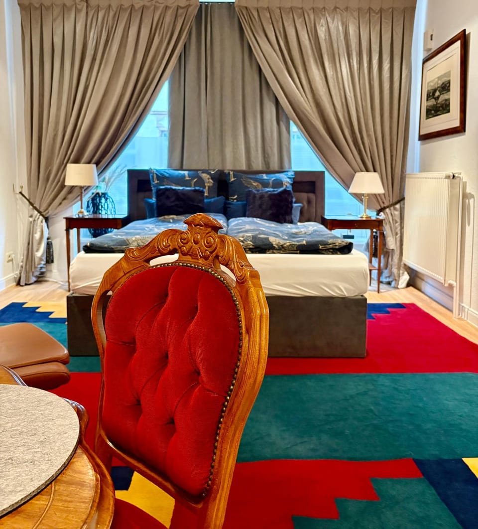 Photo of the whole room, Seating area