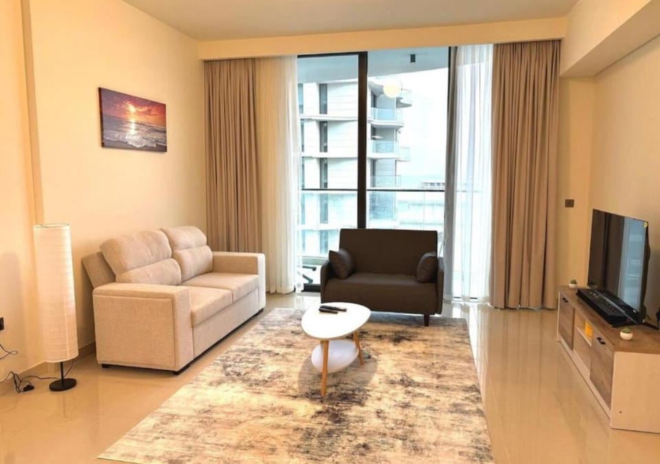 Communal lounge/ TV room, Library, Living room, Seating area, Entertainment