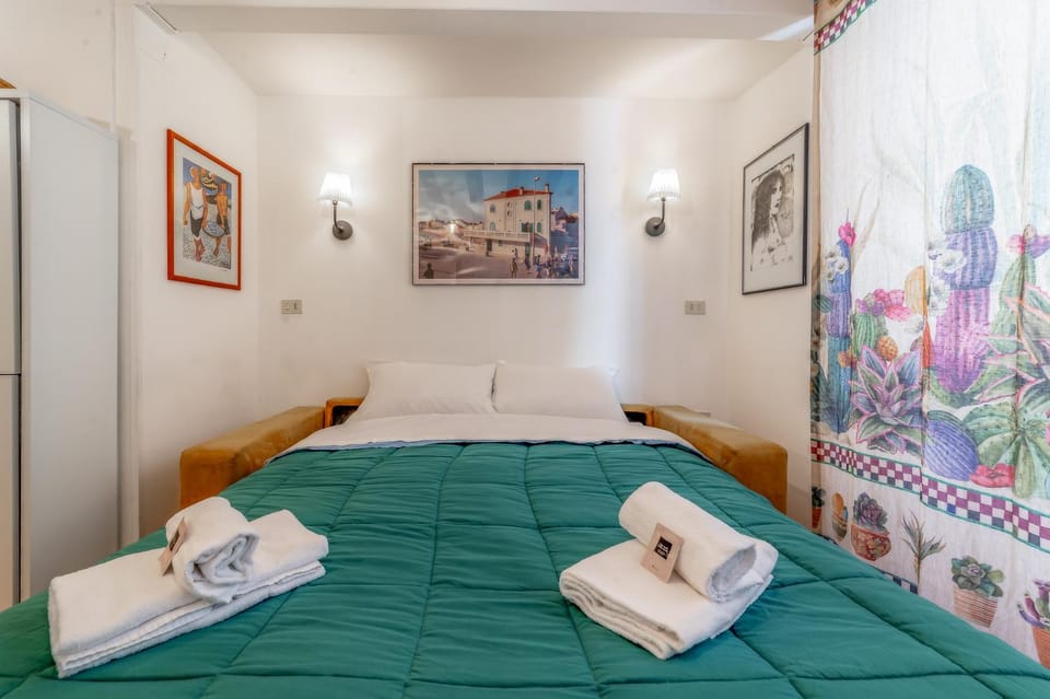 Bed, Photo of the whole room, Bedroom, towels