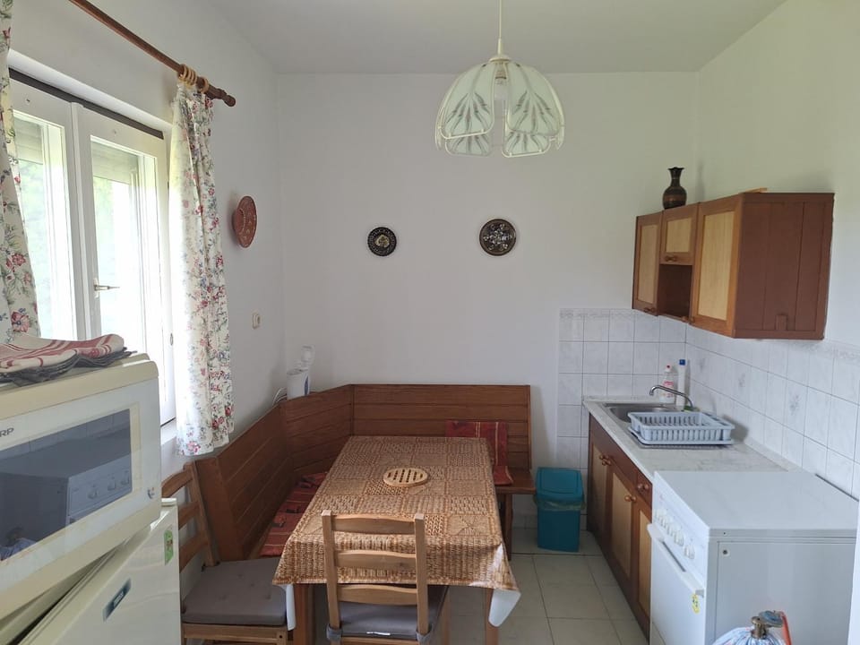 Restaurant/places to eat, Kitchen or kitchenette