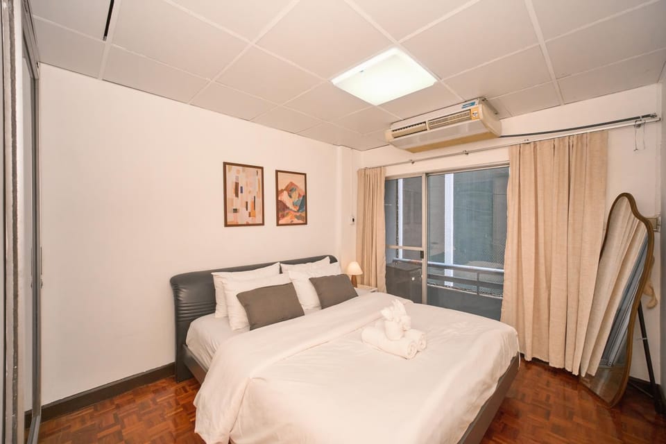 Sukhumvit 23, Asoke, Executive 70sqm Suite, Full Office Apartment in Bangkok