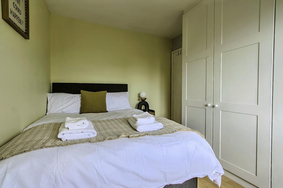 Bed, Photo of the whole room, Bedroom, towels